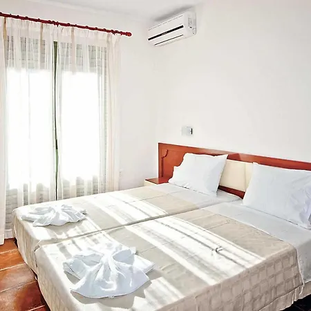 Aselinos Sleeps 4 Pool Air Con Wifi